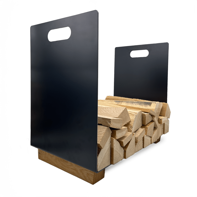 Ein schwarzer Kaminholzhalter steht mit Holz beladen auf einem Holzsockel.