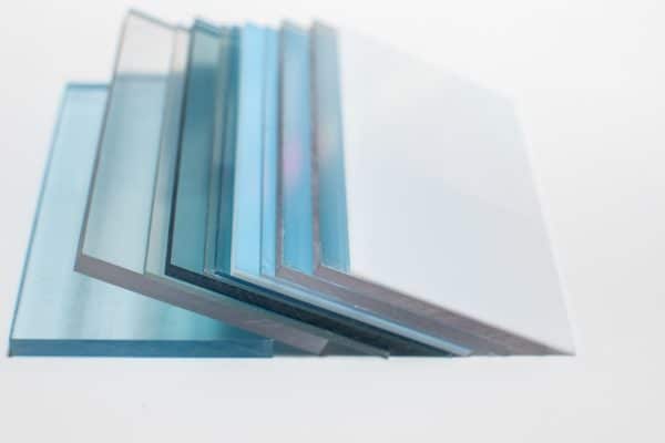 Mehrere Acrylglas-Scheiben stehen geordnet in unterschiedlichen Dikten bereit.