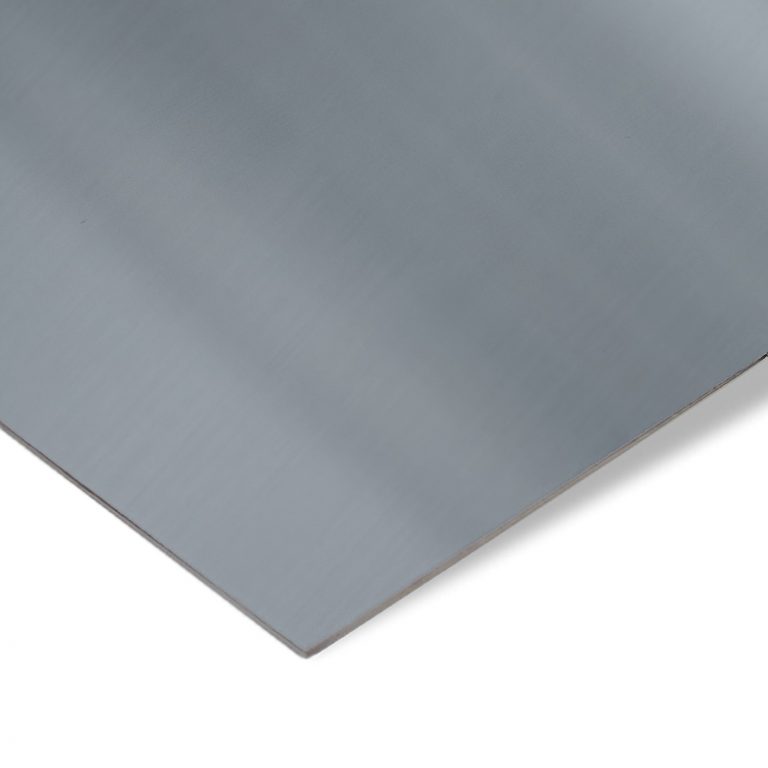 Ungeschliffenes Edelstahlblech V2A mit glatter silbergrauer Oberfläche.