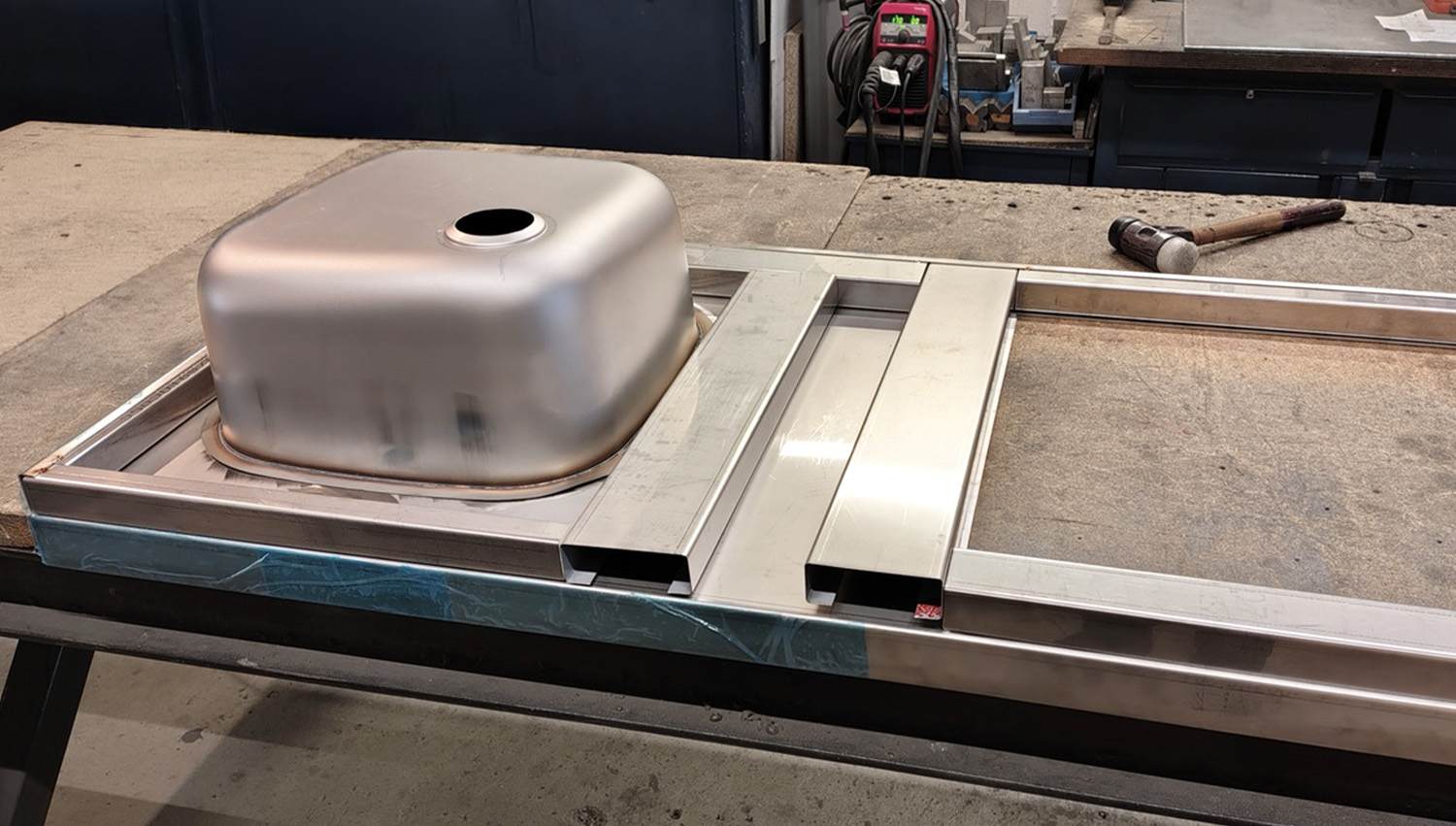 RVS-onderconstructie van een buitenkeuken met RVS-lisenen