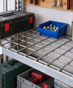 Schweißgitter aus Stahl roh als Regalboden in der Werkstatt