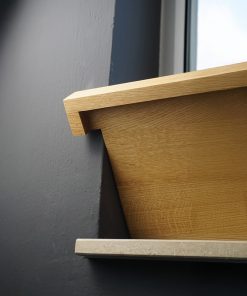 Fensterbank aus massiver Eiche mit Aufdopplung, montiert unter Fenster, sichtbare Maserung und verstärkte Optik.