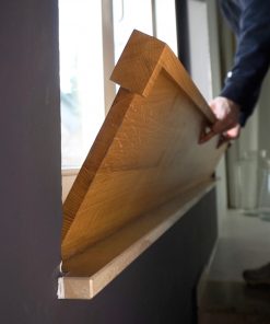 Fensterbank-Montage im Vorher-Nachher-Vergleich, zeigt deutlich die optische Verbesserung durch neue Holzfensterbank.