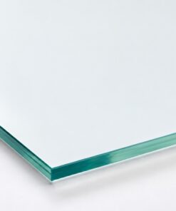 Eine Nahaufnahme zeigt eine Ecke einer Floatglas-Platte aus klarem Weißglas mit grünlicher Kante.