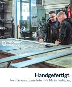 Mitarbeiter arbeiten konzentriert an einer Werkbank.