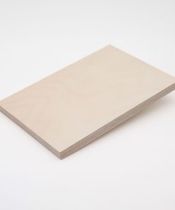 Enkele multiplexplaat met zichtbare lagen.