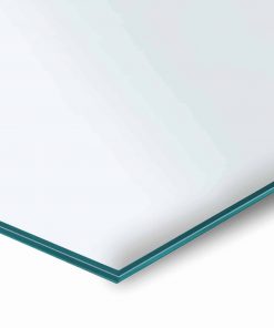 Eine einzelne VSG-Glasplatte liegt auf hellem Untergrund und verdeutlicht die gleichmäßige Dikte sowie die feine Kantenbearbeitung.