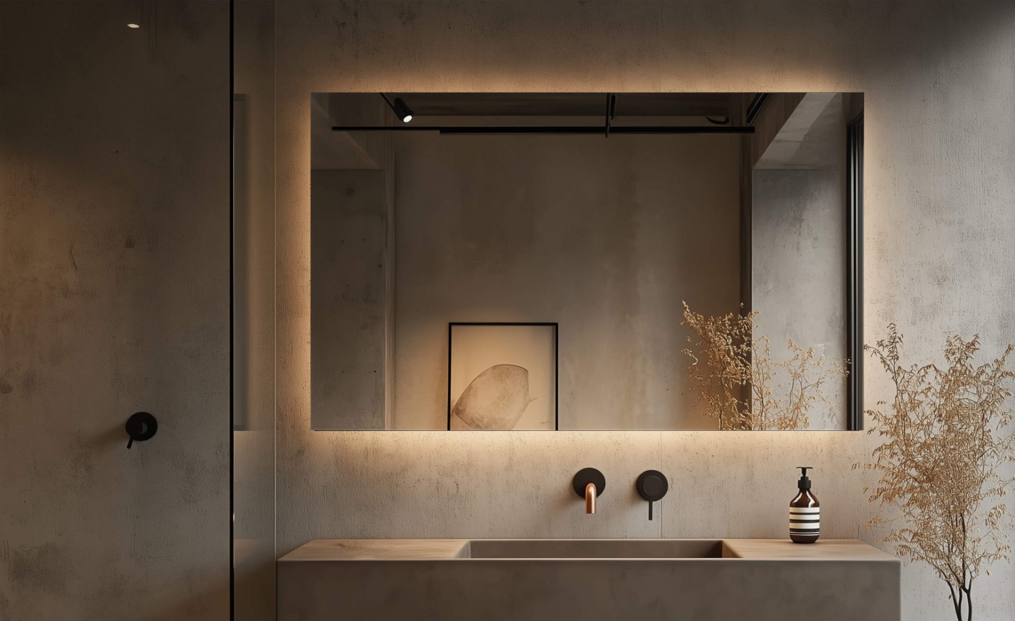 Grote verlichte spiegel in moderne badkamer met betonlook en minimalistische inrichting.