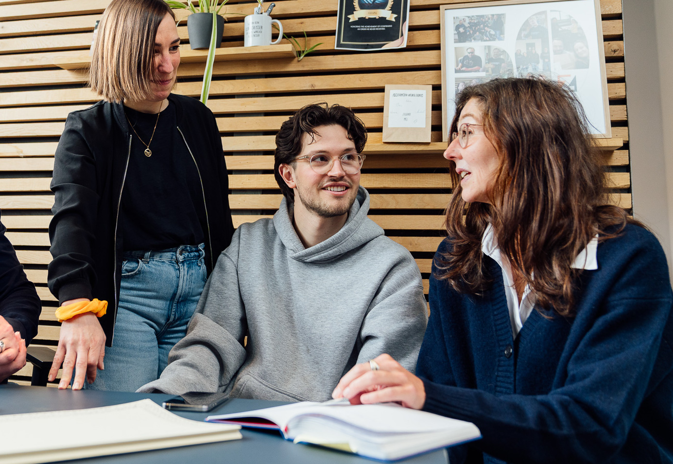 Interessiertes Gespräch im Team Backoffice