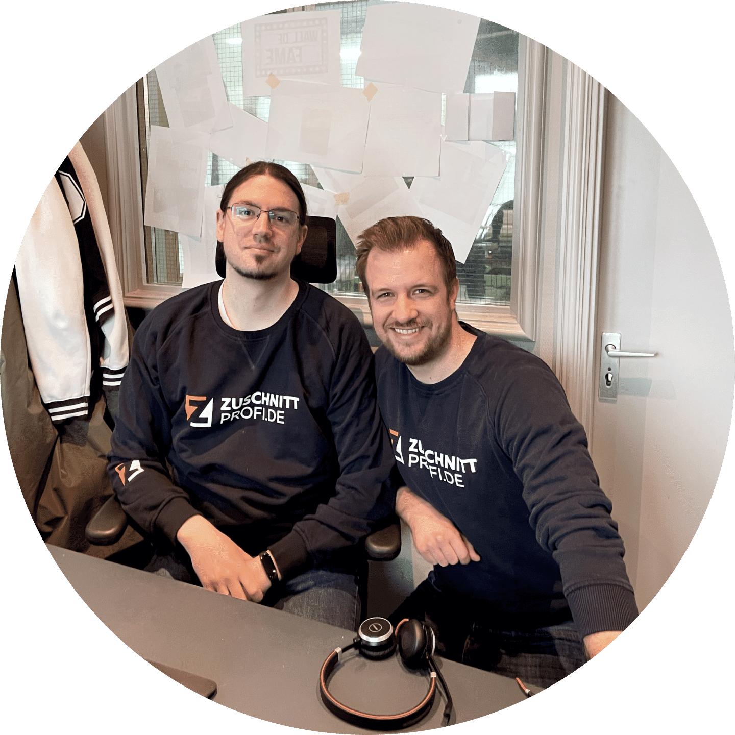 Zwei Teammitglieder von Zuschnittprofi.de sitzen gemeinsam am Arbeitsplatz.