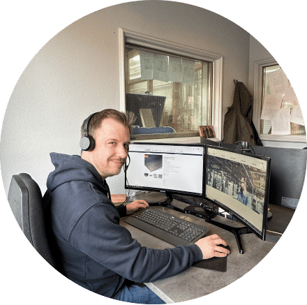 Ein Mitarbeiter von Zuschnittprofi.de arbeitet konzentriert am Rechner in der Kundenberatung.