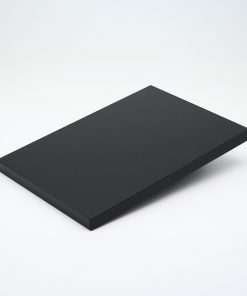 Draufsicht auf eine schwarze Dekorplatte.